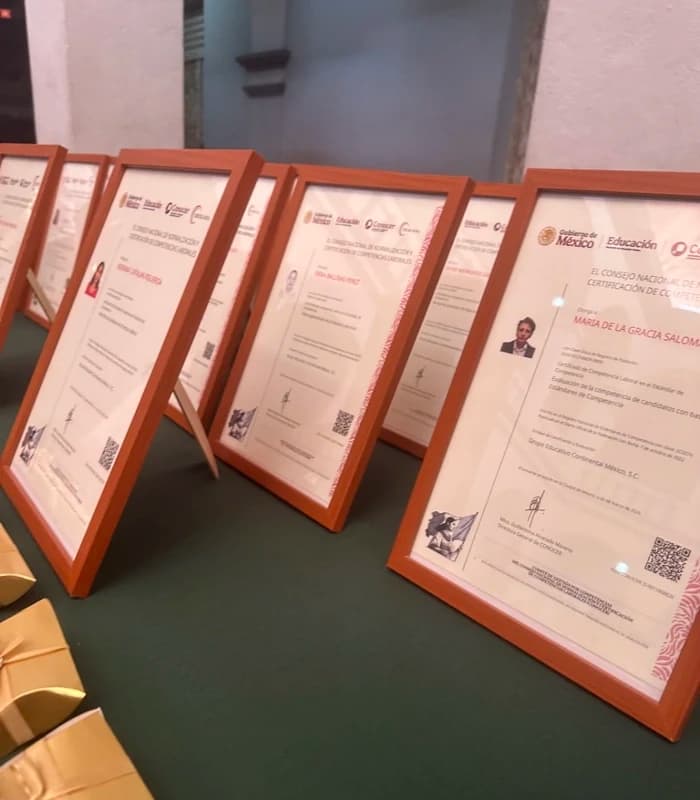 Profesionistas certificando sus competencias